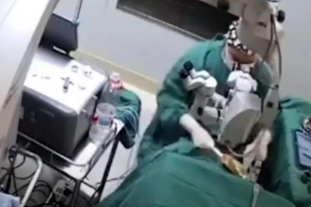 DOKTOR TOKOM OPERACIJE IZUDARAO PACIJENTKINJU: Jadna ŽENA primila 3 PESNICE u glavu, kamere sve ZABELEŽILE