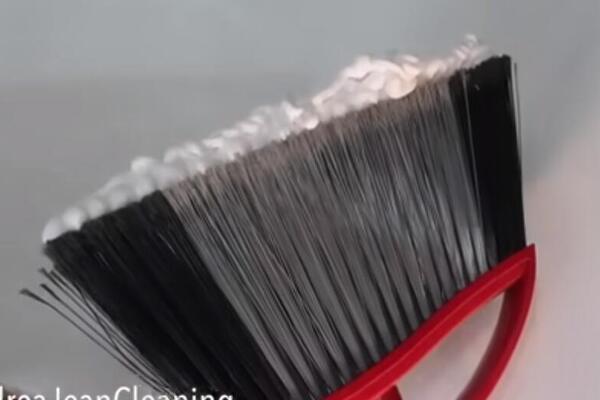 NANELA JE OVU SMESU NA METLU I URADILA OVO, LJUDI ODUŠEVLJENI: Sada je svi KOPIRAJU, a i vi ćete kad VIDITE (VIDEO)