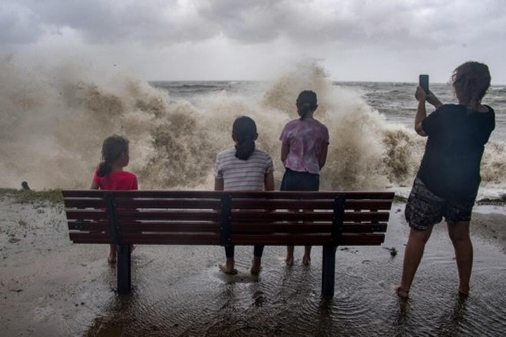 NEVREME SE POGORŠAVA, METEOROLOZI STRAHUJU OD TORNADA: U Kaliforniji 11.000 ljudi bez struje!
