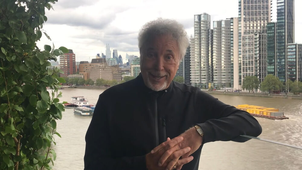 Pokušao je da stupi u kontakt sa svojim ocem Tomom i polubratom Markom, ali nije dobio odgovor od njih