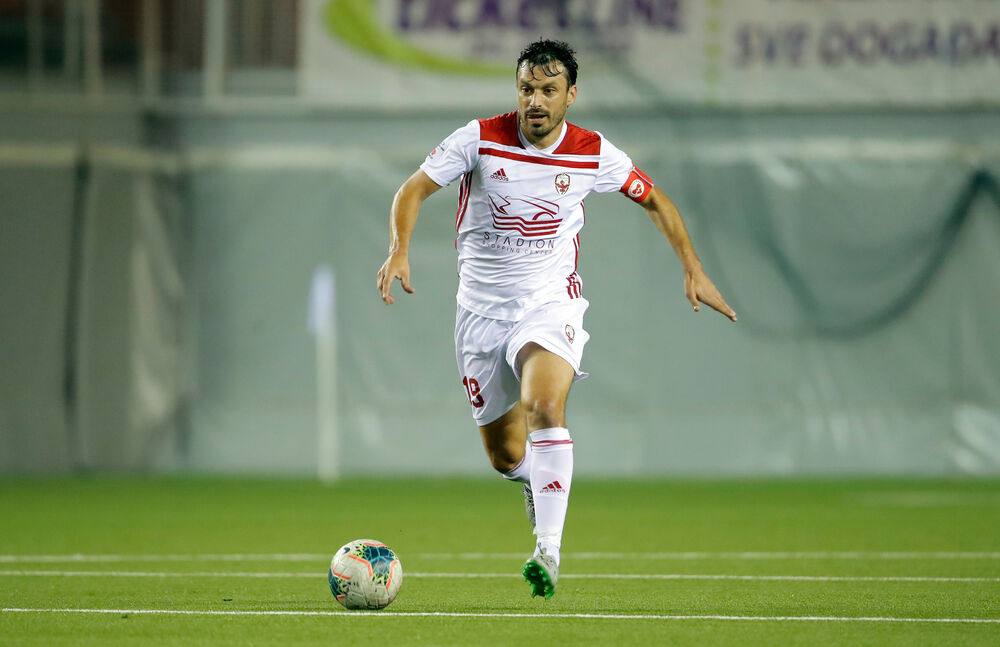 Nikola Mikić u dresu Voždovca sa kapitenskom trakom