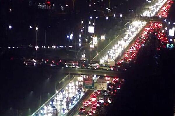 KAMION SE ZAGLAVIO ISPOD NADVOŽNJAKA U BLIZINI AERODROMA "NIKOLA TESLA": Zastoj na auto-putu (FOTO)