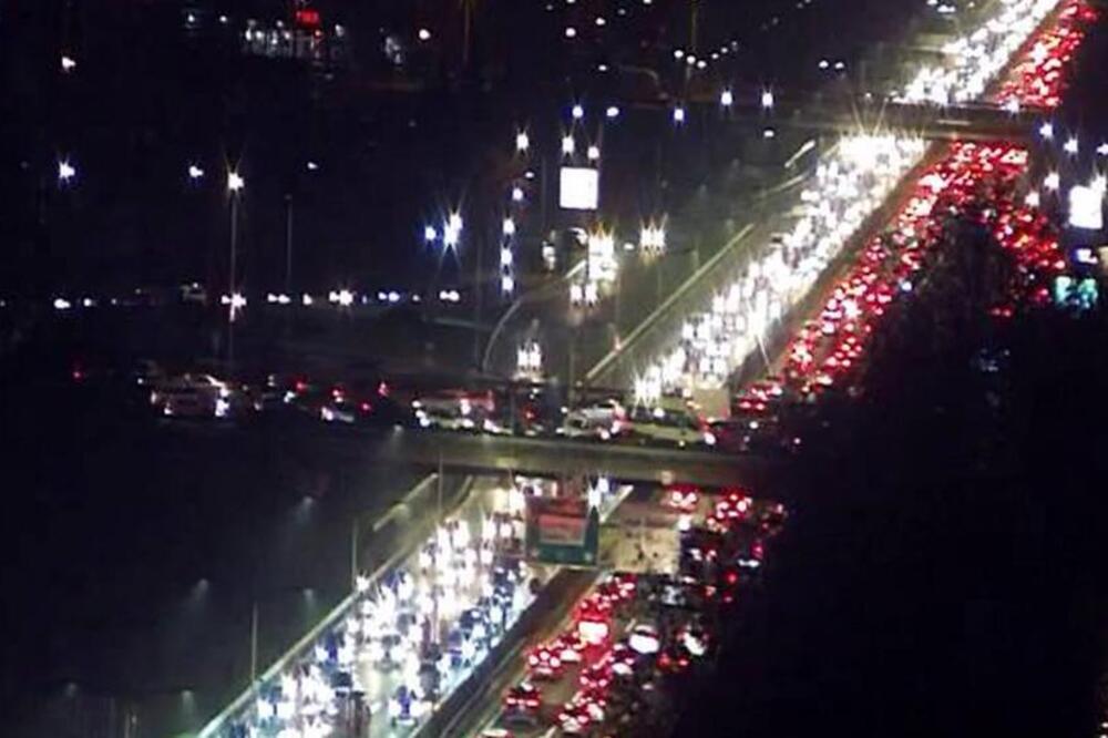 KAMION SE ZAGLAVIO ISPOD NADVOŽNJAKA U BLIZINI AERODROMA "NIKOLA TESLA": Zastoj na auto-putu (FOTO)