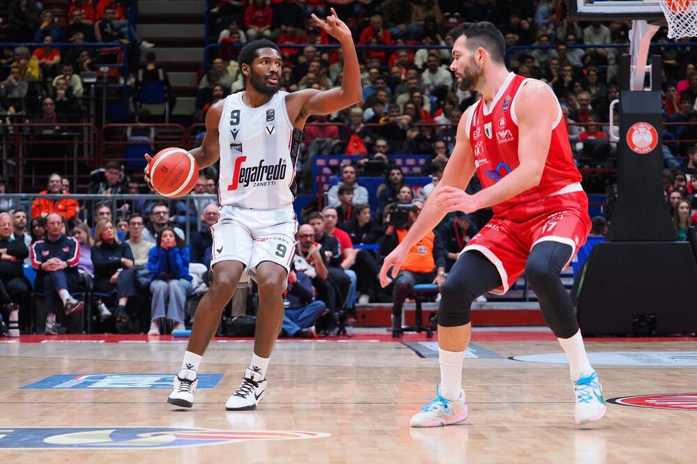 PARTIZANOVO NAJNOVIJE POJAČANJE SLETELO U BEOGRAD! Američki Hrvat nasmejan podigao šal (FOTO)