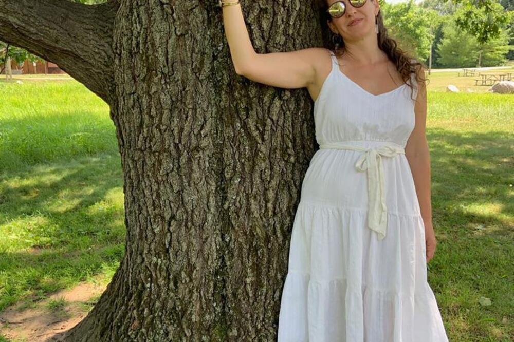 SONJA IMA EROTSKU VEZU SA DRVEĆEM: Tvrdi da je DO UŠIJU ZALJUBLJENA u stablo HRASTA! Evo kako je sve počelo (FOTO)