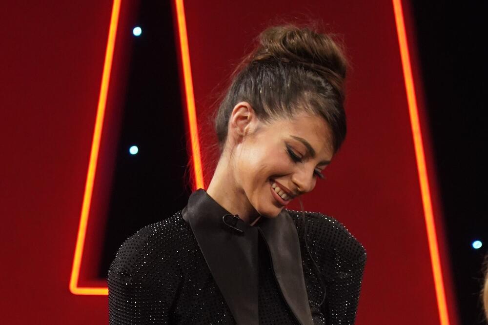 ŠTA JOJ JE TO NA STOPALIMA? Svi pogledi UPRTI KA DOLE, da li moguće da VODITELJKA PINKA OVO NOSI u emisiji? (FOTO)