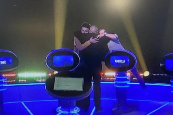 TAKMIČARI POTPUNO SLOMILI NIKOLU KOJA: Ovakav njegov gest JOŠ NIJE VIĐEN u "Najslabijoj karici" (FOTO)