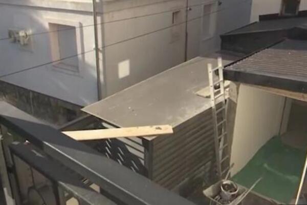 MUŠKARAC U ZGRADI NA VOŽDOVCU SEBI DOZIDAO DODATNE KVADRATE NA TERASI: Komšije reagovale, ali... (FOTO)