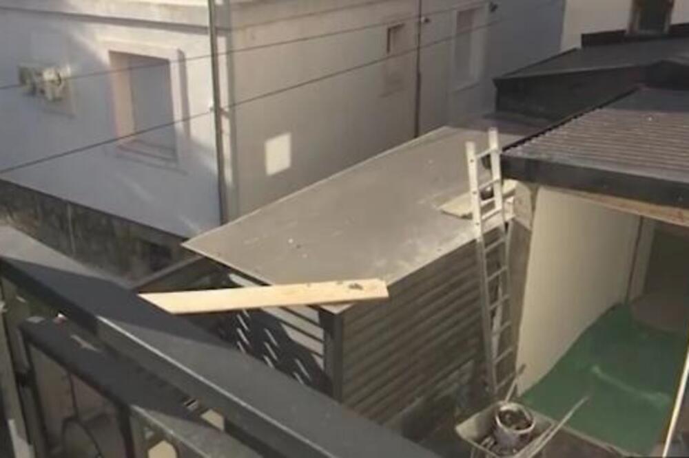 MUŠKARAC U ZGRADI NA VOŽDOVCU SEBI DOZIDAO DODATNE KVADRATE NA TERASI: Komšije reagovale, ali... (FOTO)