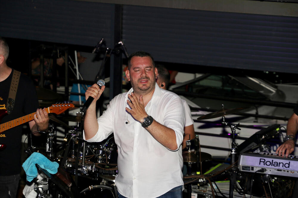 NAŠEG POZNATOG PEVAČA NISU PREPOZNALI NA ULAZU, PA MORAO DA PLATI KARTU ZA SVOJ NASTUP: Svi u neverici nakon OVOGA