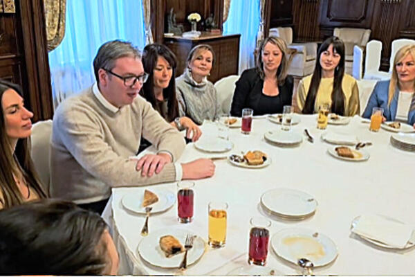 PREDSEDNIK VUČIĆ U DRUŠTVU LEPIH DAMA: Ovako im se ODUŽIO za PREDAN RAD i TRUD, počastile se i BAKLAVAMA! (VIDEO)