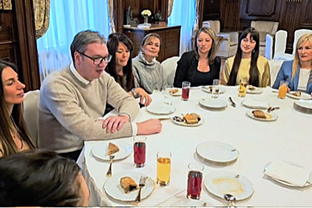 PREDSEDNIK VUČIĆ U DRUŠTVU LEPIH DAMA: Ovako im se ODUŽIO za PREDAN RAD i TRUD, počastile se i BAKLAVAMA! (VIDEO)