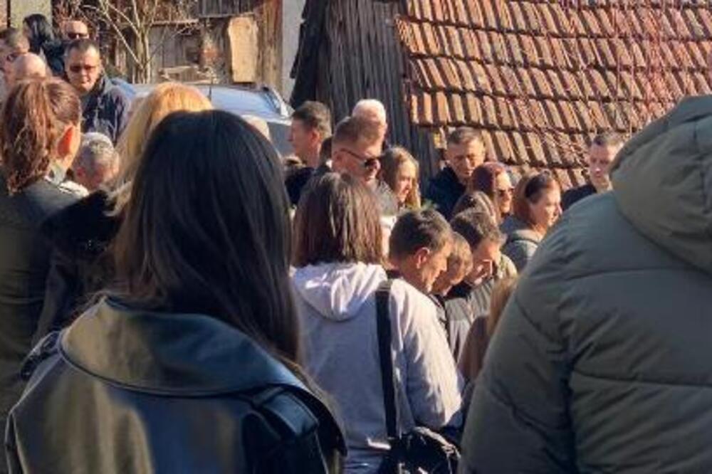 BRAĆA JANJUŠEVIĆ SLOMLJENI OD BOLA NA SAHRANI POKOJNOG BRATA: Boris nosi KRST, Janjuš SLIKU, odzvanjaju JECAJI