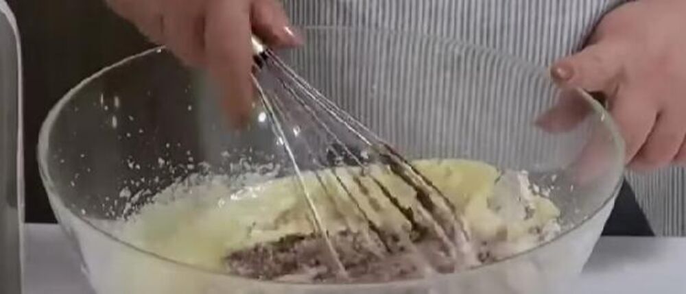 Pravljenje kore za 'Magičnu tortu'