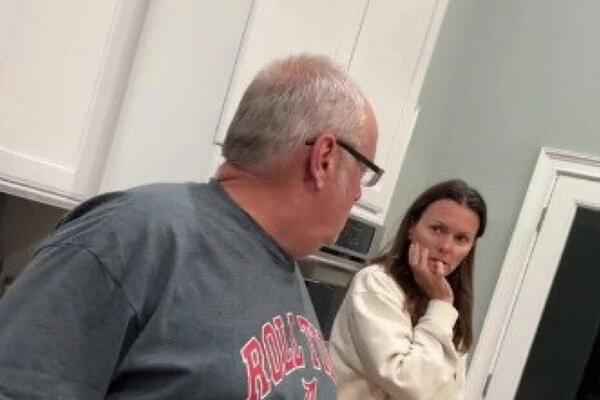 STRANAC JOJ OSTAVIO GOVORNU PORUKU DOK SU JOJ RODITELJI BILI TU: Izbezumljeno su SLUŠALI dok joj je PRIČAO...