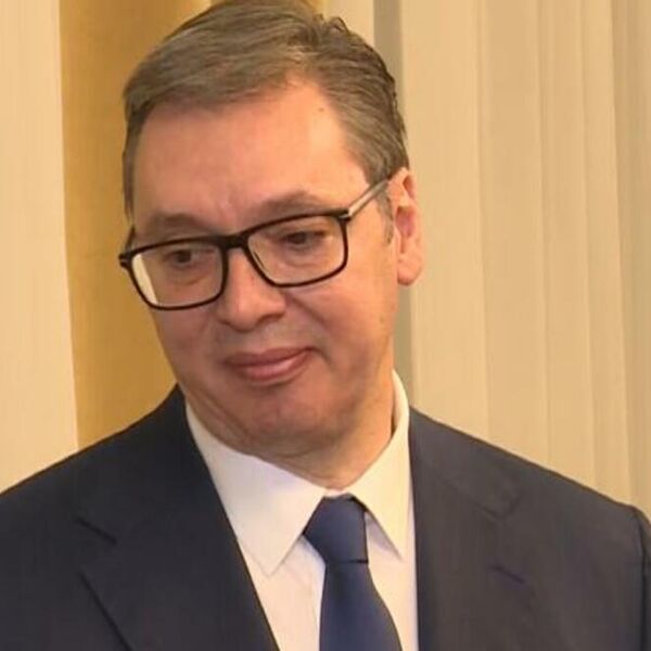 Predsednik nije mogao izabrati lepše društvo za kaficu: Sa suprugom krenuo na mali predah od obaveza, evo gde idu