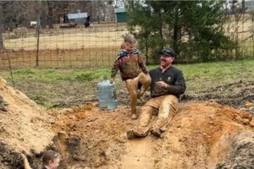 "KO ĆE PRATI TU ODEĆU": Otac se igrao sa ĆERKAMA u BLATU, a KOMENTARI koji su USLEDILI SU HIT (VIDEO)