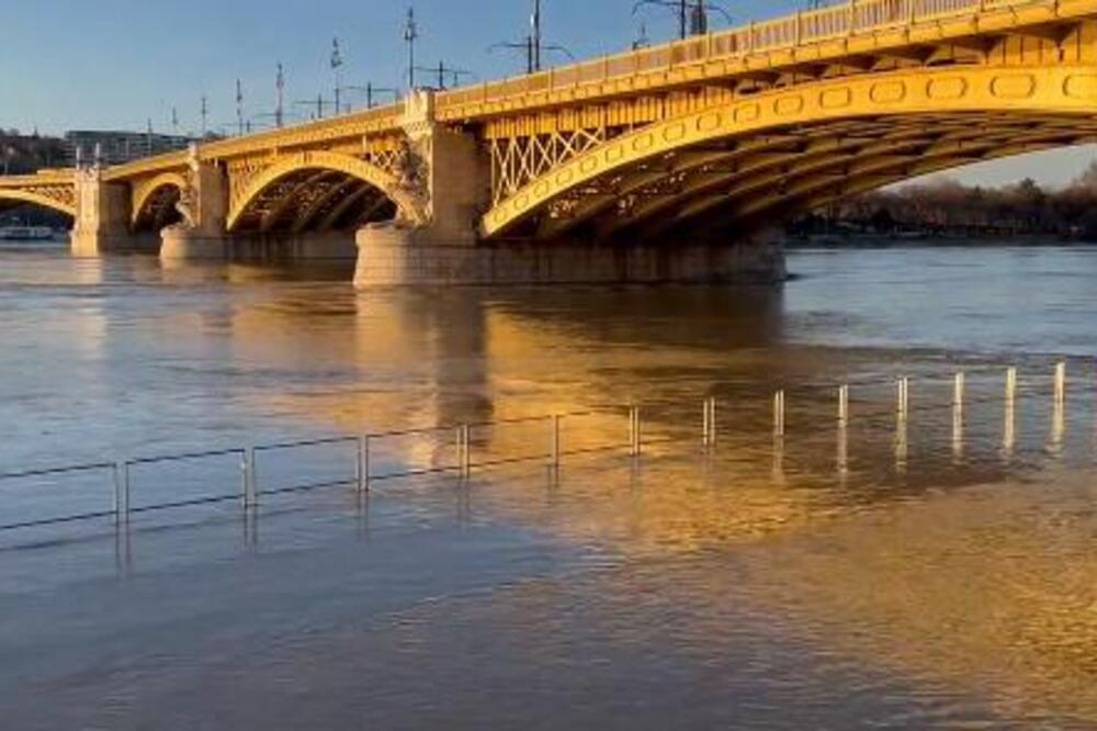 IZLIO SE DUNAV, KEJEVI POD VODOM, A EVO KADA SE OČEKUJE VRHUNAC! Skoro 1.200 kilometara pod UZBUNOM (VIDEO)