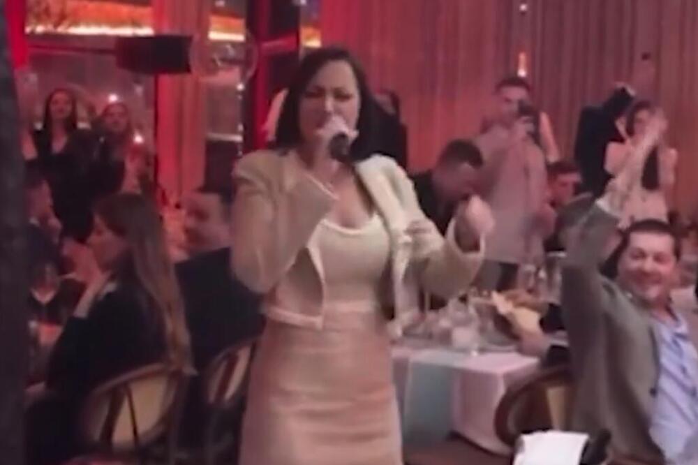 MUŽ I MENADŽER U NEVERICI, PUBLIKA U TRANSU! PRIJA U NIKAD KRAĆEM MINIĆU ZAPEVALA: Ispod SUKNJICE sve seva (VIDEO)