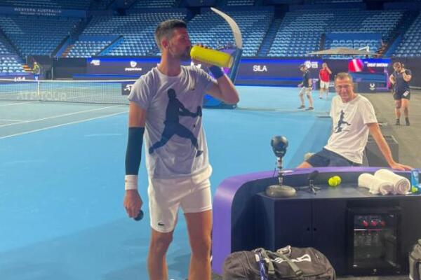 NOVAK EKSPRES: Đoković je već na terenu, javio se sa treninga u Pertu! (FOTO/VIDEO)