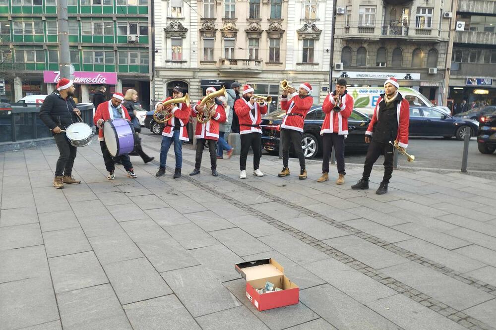 NOVA GODINA KUCA NA VRATIMA, ČAŠE GORE SVI, ČAŠE GORE SVI:Espreso se PROVESELIO uz TRUBAČE u centru Beograda! VIDEO