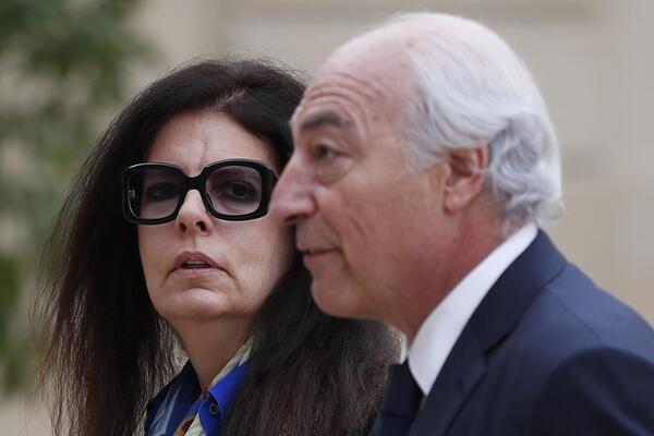 DOBRO POGLEDAJTE LICE OVE ŽENE! IMA PARA DA KUPI BUKVALNO SVE, A KOD KUĆE JE OČAJNA I NESREĆNA: Džabe joj SVE