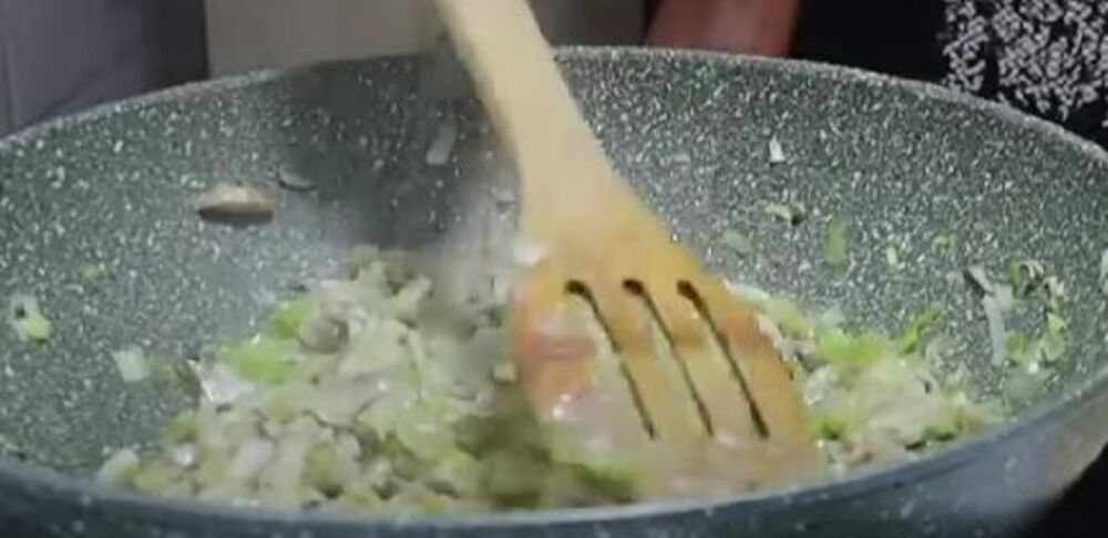 Dinstanje pečurki i praziluka