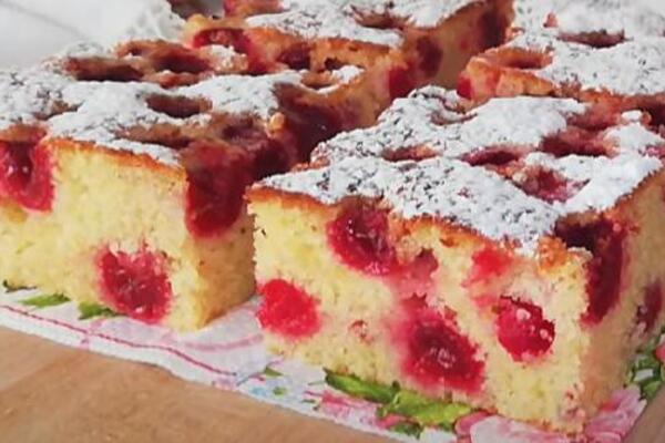 NAPRAVITE BRZI KOLAČ SA VIŠNJAMA KOJI JE GOTOV ZA SAMO POLA SATA: Priprema je JEDNOSTAVNA, a ukus očaravajući