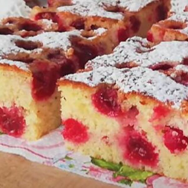 Recept za žuti kolač sa višnjama koji smo svi jeli u detinjstvu! Lagan, kisi, savršen za velike vrućine, a i decu