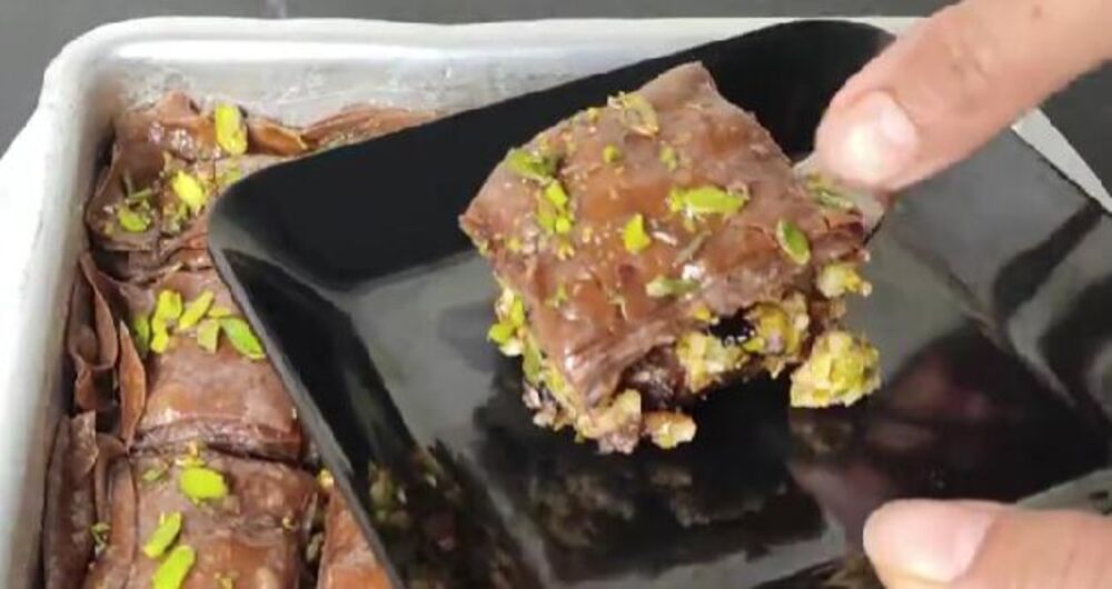 Čokoladna baklava na tanjiru