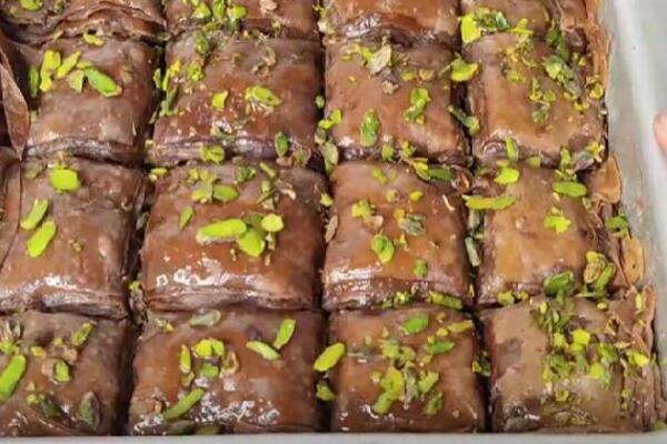 PROFESIONALNI KUVARI OTKRILI KAKO SE SPREMA ČOKOLADNA BAKLAVA: Poslastica na "šolje" - 1 trik u pripremi oni znaju