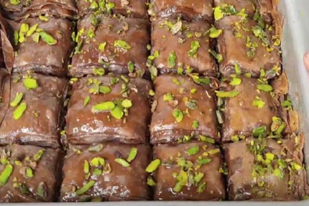 PROFESIONALNI KUVARI OTKRILI KAKO SE SPREMA ČOKOLADNA BAKLAVA: Poslastica na "šolje" - 1 trik u pripremi oni znaju