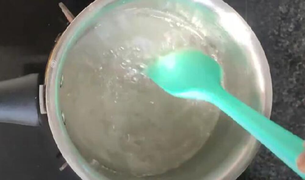 Pravljenje sirupa za čokoladnu baklavu