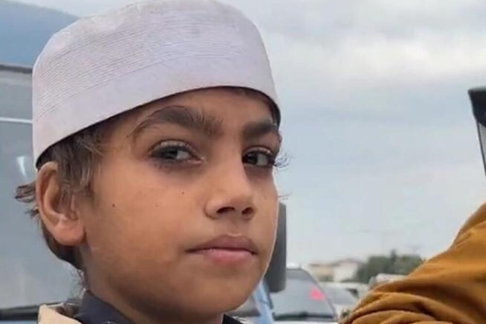 DEČAK PRODAVAO HRANU NA PIJACI, A SVI OSTALI U ČUDU KADA JE POGLEDAO U KAMERU: Zapazili 1 DETALJ i pitaju se...