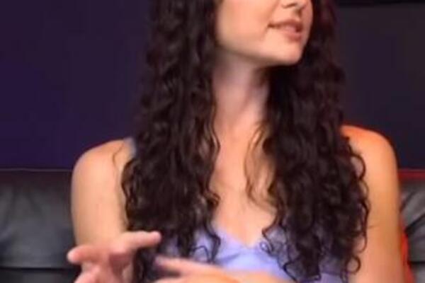 DEVOJKA (22) IMALA VRUĆU AKCIJU SA VOJNIKOM: Molio je da uradi ovu BIZARNU stvar, a onda da POZOVE njih... (VIDEO)