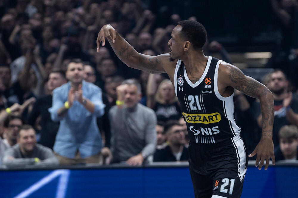 PUT POD NOGE, VREME JE! Džejms Naneli spakovao kofere!