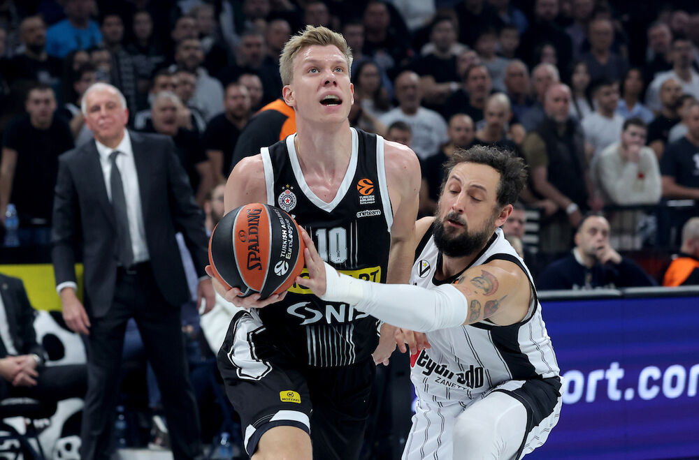 Ognjen Jaramaz i Marko Belineli u duelu na meču između Partizana i Virtusa