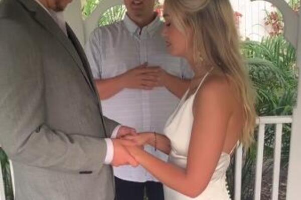 SAMO ŠTO JE POČELO VENČANJE, MLADA SE ODJEDNOM SRUŠILA: Gosti ukopani u mestu gledali kako se sve odvijalo (VIDEO)