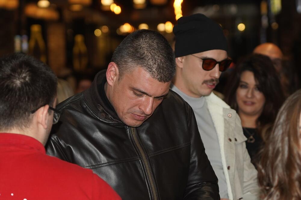 KO JE OVAJ MACAN? Žene se OKRETALE za ovim MUŠKARCEM, malo koja ga prepoznala NA PRVU: Postao baš dobar FRAJER