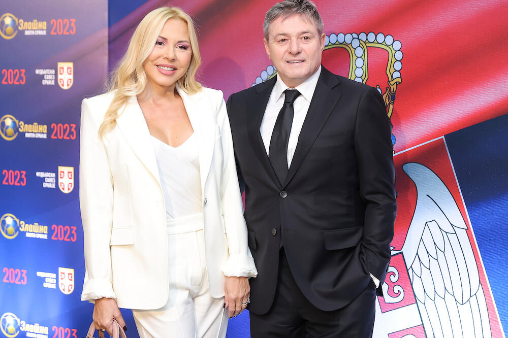 SIJA SJAJNIJE OD ZLATNE LOPTE: Ponosna Piksijeva supruga oduševila na svečanosti FSS, zasenila sve! (FOTO)