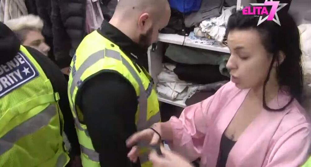 Anita je krenula da joj gazi stvari, a onda se Matora zaletela ka njoj. Obezbeđenje ih je sve vreme razdvajalo.