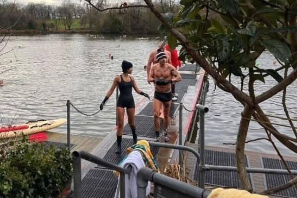 GOLIŠAVI PEVAČ USRED DECEMBRA SKAKUĆE U LEDENU VODU: Ljudi od ŠOKA ne veruju šta ga je SNAŠLO, bukvalno JEZA