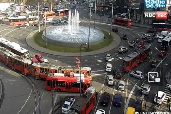 APSOLUTNA KOLAPŠČINA U BEOGRADU: Stvorene KILOMETARSKE KOLONE, evo gde su NAJVEĆE GUŽVE!