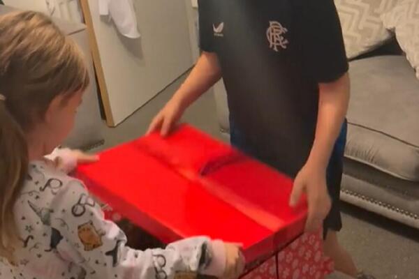 RODITELJI IZNENADILI ZA NOVU GODINU SAKRIVENIM POKLONOM U KUTIJI: Deca PLAKALA satima nakon OTVARANJA