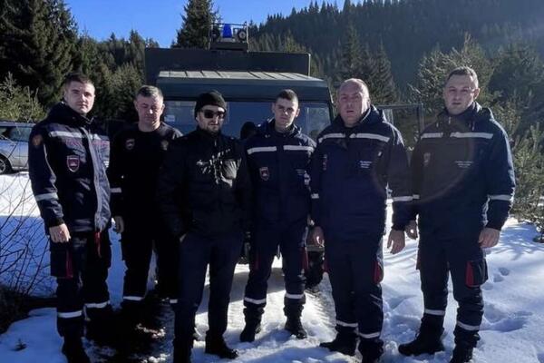 STARICA SA DVA SINA OSTALA ZAGLAVLJENA U SMETU: Novopazarce SPASILI HRABRI VATROGASCI! (FOTO)