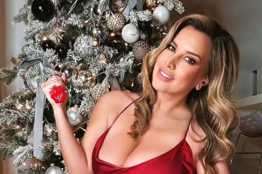 DEDA MRAZ ĆE SE PREZNOJITI ZBOG VRELIH POZA JOŠ VRELIJE HRVATICE: Ukrase na jelci NEĆETE PRIMETITI od DEKOLTEA