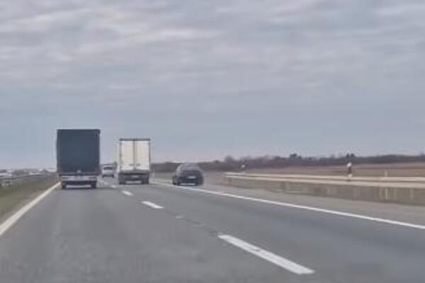 VOZI MIŠKO I NE MISLI NA SUTRA: Stravičan snimak PRETICANJA PREKO ZAUSTAVNE TRAKE u Srbiji! (VIDEO)