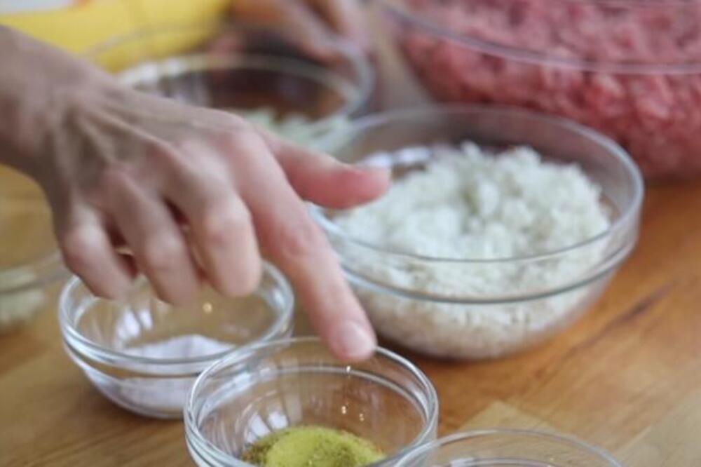 STAVILA JE MRVICU BELOG SASTOJKA U MLEVENO MESO I SARME SU JOJ BILE SOČNIJE NEKO IKADA: A tek punjene paprike...