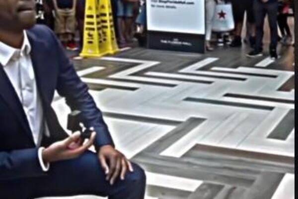 ZAPROSIO DEVOJKU NA AERODOROMU, A NJEN ODGOVOR GA BETONIRAO: Ustao, zagrlio MUŠKARCA, pa sve ŠOKIRAO izjavom(VIDEO)