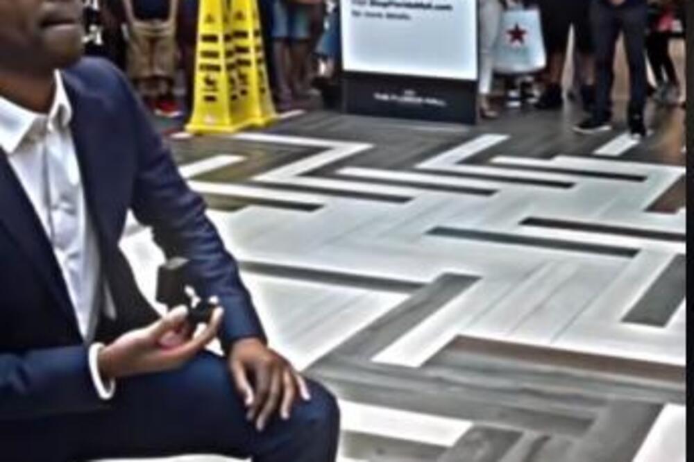 ZAPROSIO DEVOJKU NA AERODOROMU, A NJEN ODGOVOR GA BETONIRAO: Ustao, zagrlio MUŠKARCA, pa sve ŠOKIRAO izjavom(VIDEO)